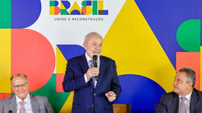 Lula, durante reunião com ministros, antecipou as eleições de 2026.