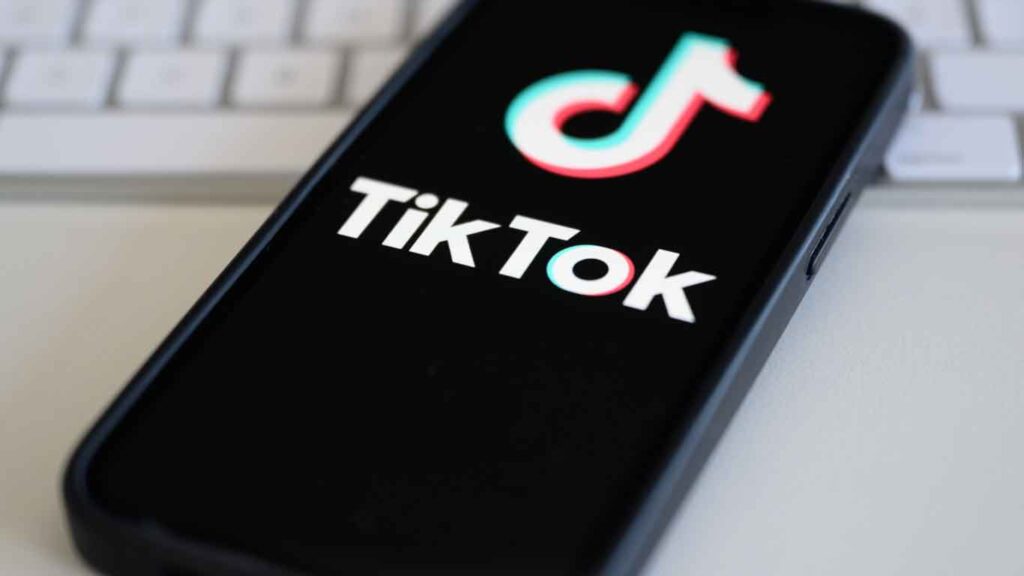 Tela de um smartphone mostrando o aplicativo TikTok em destaque