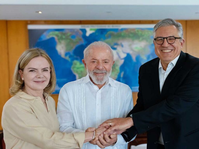 Lula nomeia Gleisi Hoffmann. O presidente, ao lado da nova ministra e de Alexandre Padilha, que assume o Ministério da Saúde.