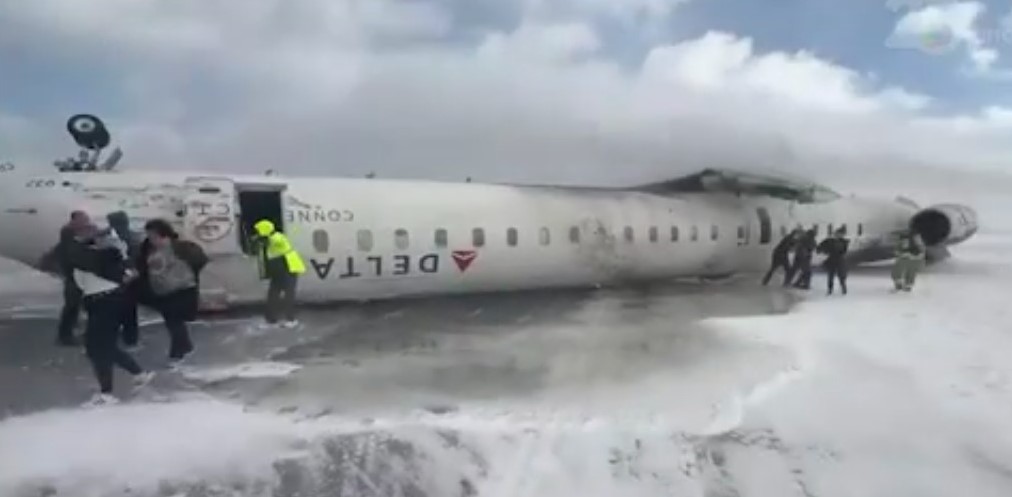 Avião capota no Canadá