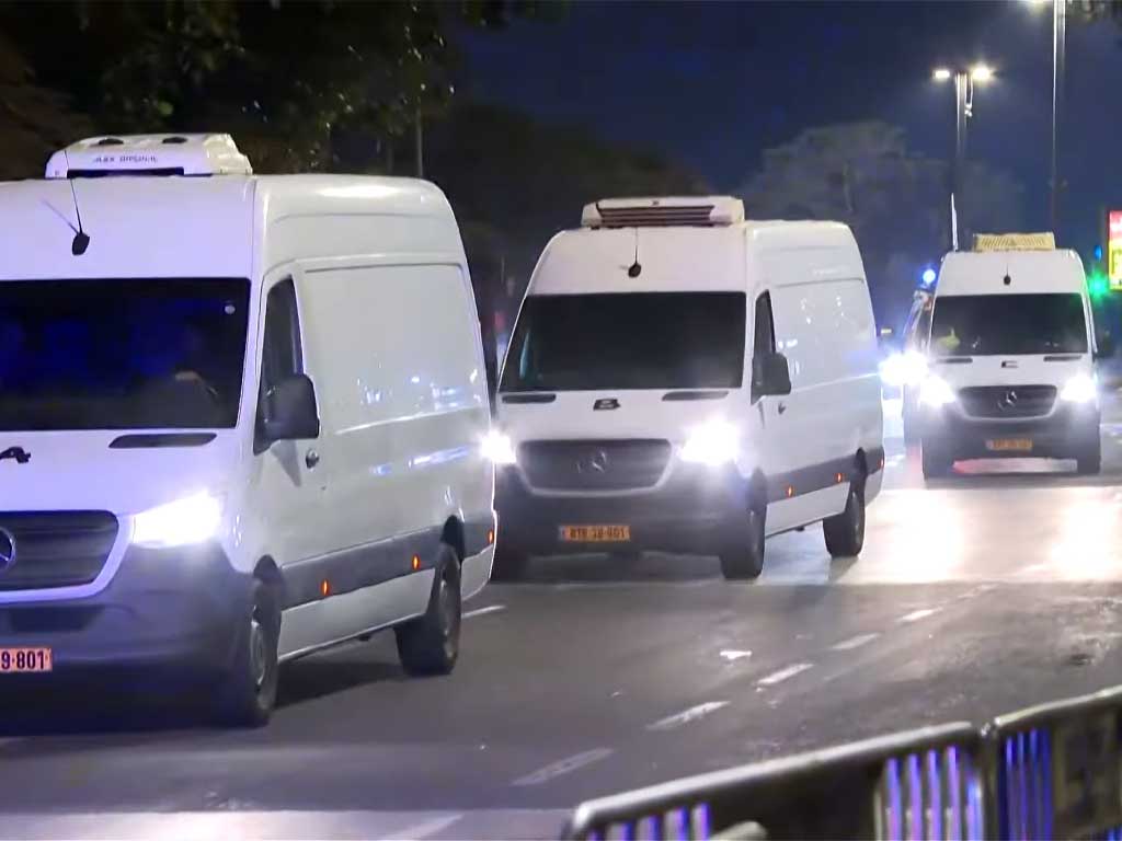 Vans transportavam os corpos de quatro reféns israelenses liberados pelo Hamas em troca de prisoneiros.