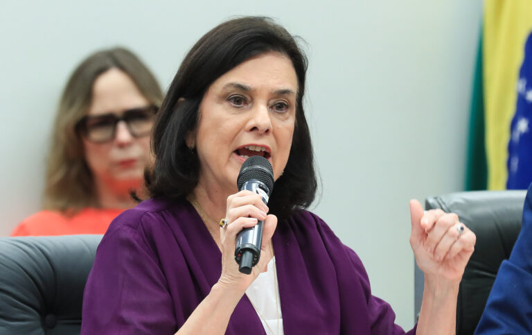 Ministra da Saúde anuncia os 41 medicamentos gratuitos.