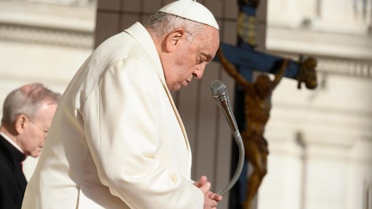 Papa Francisco em oração no Vaticano.