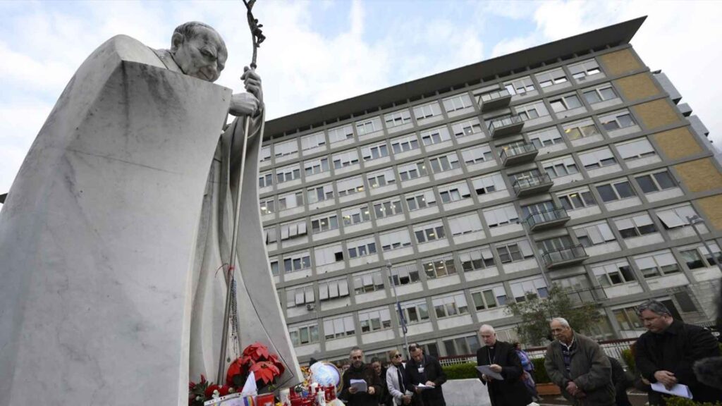 Mesmo internado, Papa Francisco segue trabalhando: