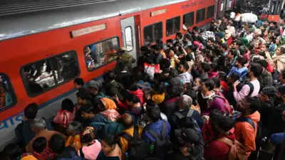 Multidão e tumulto na estação ferroviaria na Índia.