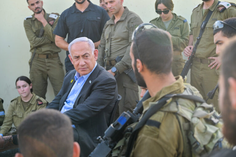 Netanyahu visita base em Israel.