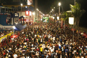 Multidão de foliões no circuito de carnaval Barra-Ondina em Salvador, BA