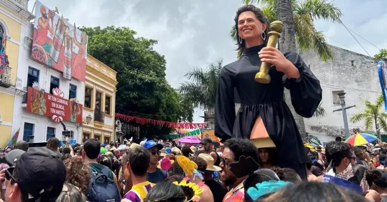 O carnaval de Olinda destacou a carreira e sua indicação ao prêmio de Melhor Atriz pelo filme Ainda Estou Aqui.