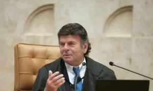 Ministro Luiz Fux pede vista estatua STF