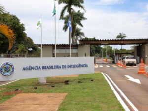 ** Imagem da Polícia Federal investigando a ABIN em manifestações.