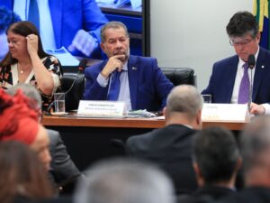 ** Golpistas virtuais usando inteligência artificial em redes sociais.