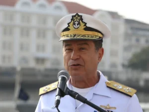 ** Almir Garnier Santos durante desfile militar polêmico em 2021.