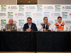 Bolsonaro se reúne com aliados em Belo Horizonte para discutir estratégias políticas.