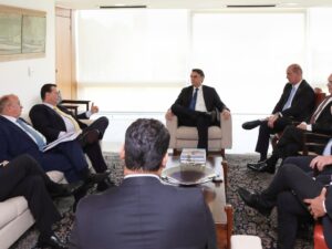 ** Bolsonaro entrega moeda a Kassab em evento simbólico em SP.
