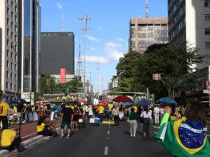 ** Manifestação de Bolsonaro em São Paulo com público baixo, apenas 12,4 mil presentes.