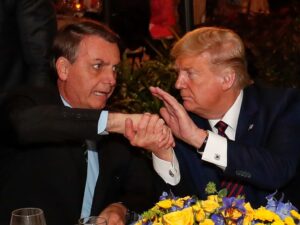 ** Bolsonaro com Trump e Netanyahu, simbolizando apoio controverso.