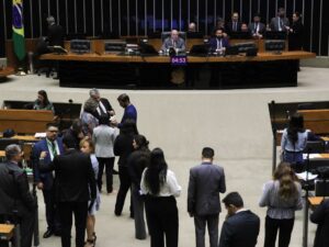 Câmara dos Deputados aprova Dia Nacional do Orgulho Autista, promovendo inclusão.