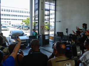 Bolsonaro e Carlos discutem candidatura ao Senado em SC.