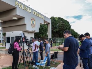 Operação da PF investiga passaporte falsificado de militar.