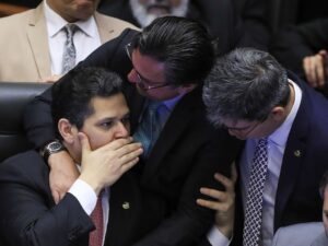 ** Congresso libera emendas para pagar salários na saúde.