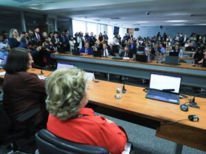 Damares Alves durante debate que gerou polêmica nas redes sociais.