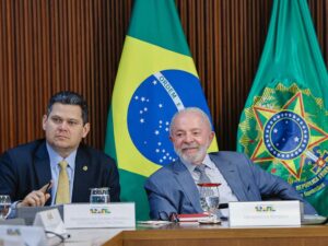Ministra Gleisi Hoffmann e Rui Costa reunidos com Davi Alcolumbre buscando apoio no Congresso.