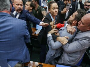 ** Janones critica Nikolas Ferreira por aumento da conta de luz.