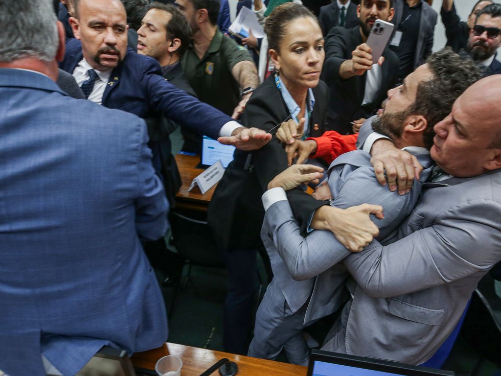 ** Janones critica Nikolas Ferreira por aumento da conta de luz.