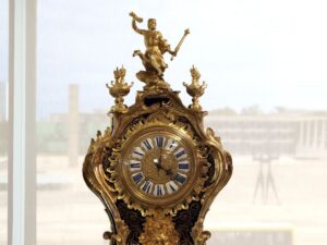Juiz em investigação após soltura de réu por dano a patrimônio histórico.