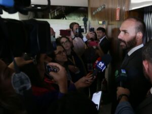 Eduardo Bolsonaro discute sanções dos EUA contra Moraes.