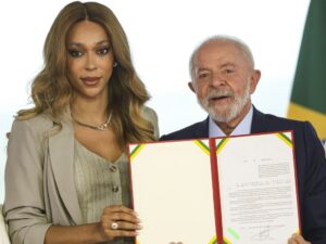 "Erika Hilton sob investigação por contratações suspeitas."