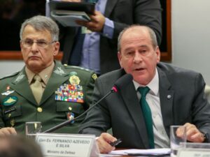 ** Acareação entre ex-comandante do Exército e ex-ministro sobre golpe.