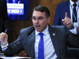 Flávio Bolsonaro comenta indulto para Jair Bolsonaro e riscos do STF.