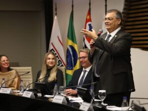 Flávio Dino defendendo relatório do COAF sobre fraudes no INSS.