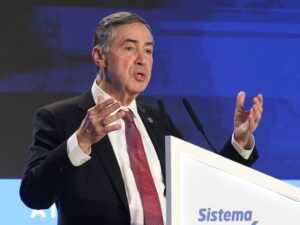 Luís Roberto Barroso discute regulação da inteligência artificial no Brasil.