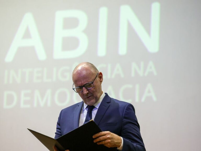 Diretor da Abin, Luiz Fernando Corrêa, indiciado em investigação de espionagem.