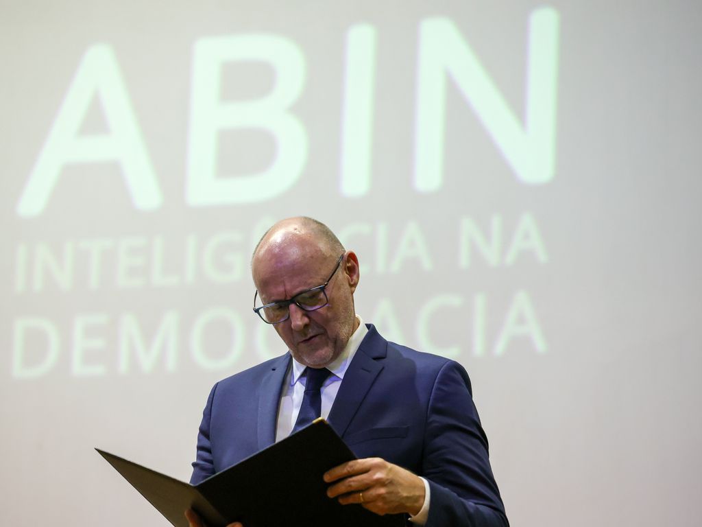 Diretor da Abin, Luiz Fernando Corrêa, indiciado em investigação de espionagem.