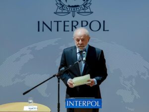 Lula e Macron em foto emblemática simbolizando amizade diplomática.