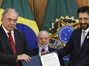 Lula e Tarcísio discutem moradia em SP, acirrando rivalidade.