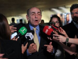 ** Lula enfrenta desafios nas pesquisas, similar a Bolsonaro em 2021.