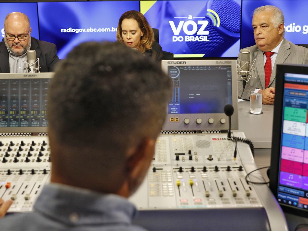 Ministro Márcio França critica Tarcísio por bandeira de Israel na Marcha para Jesus.