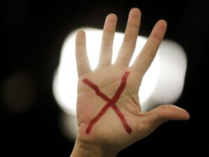 ** Senado aprova cota de 30% para mulheres em conselhos estatais.