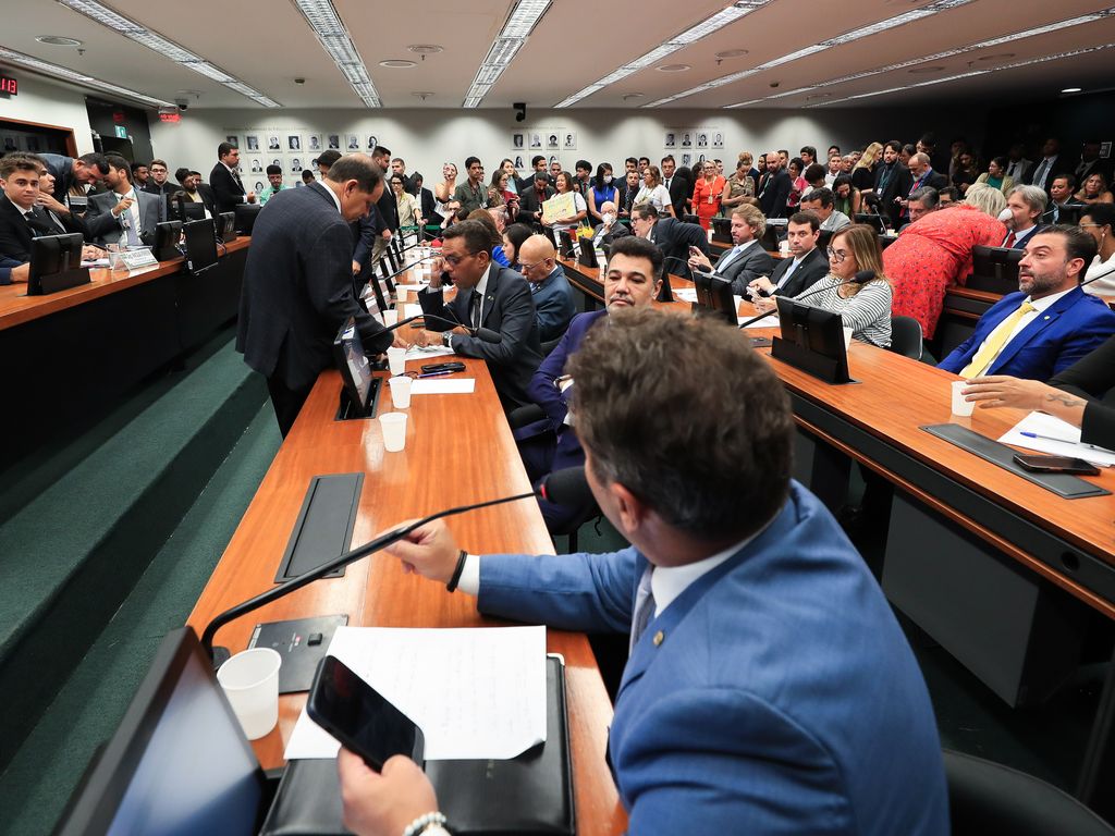 Lideranças do Centrão apoiam Nikolas Ferreira na CPI do INSS.