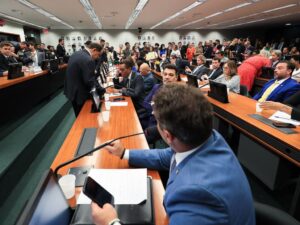 Aliados de Nikolas Ferreira organizam vaquinha para indenização após condenação por transfobia.