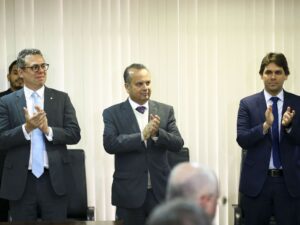 "Trabalhadores CLT acessando crédito consignado com melhores taxas."