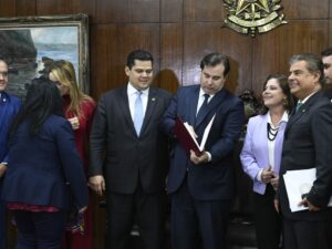 ** Líderes do PSDB e Podemos discutem fusão política em debate.