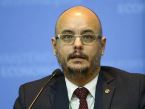 Ricardo Faria, rei do ovo, critica Bolsa Família no Brasil.