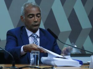 Romário propõe lei para repatriação de brasileiros falecidos no exterior.