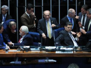 ** Senado vota proposta para aumentar deputados federais de 513 para 531.