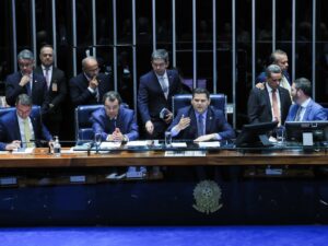 "Senado aprova 30% das vagas em estatais para mulheres"